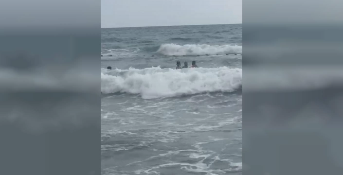 Hatay'da denizde boğulma tehlikesi geçiren 2 kız çocuğu kurtarıldı
