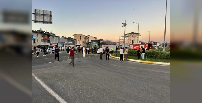 Horasan'da otobüs-traktör kazası: 8 yaralı