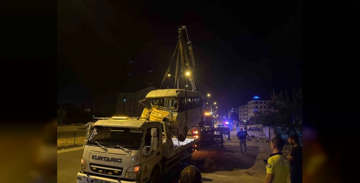 Iğdır'da minibüs kazası: Ev duvarında asılı kaldı