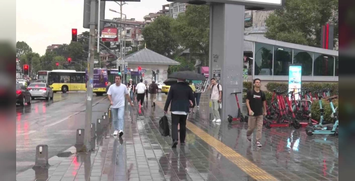 İstanbul'da sağanak yağış sürüyor