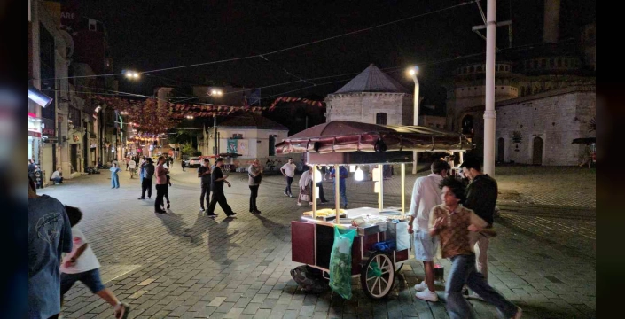 İstanbul'da şimşekler ve sert rüzgarlar: Yağış sabah saatlerine kadar sürecek