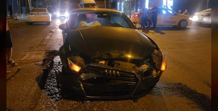 İstanbul'da trafik kazası: Hafif ticari araç takla attı