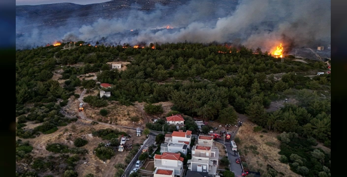 İzmir'de minibüs yangını kontrol altına alındı