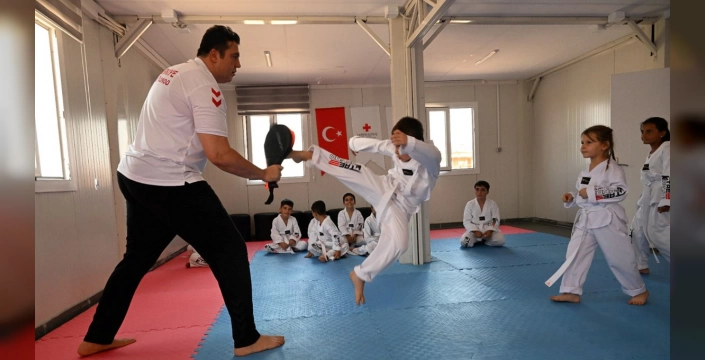 Kahramanmaraş'ta depremzede çocuklar tekvandoyla geleceğe umutla bakıyor