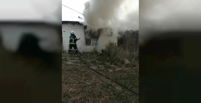 Kars'ta ev yangını: Büyük bölüm kullanılamaz hale geldi