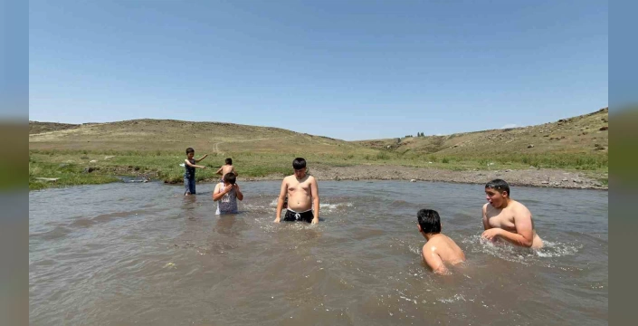Kars'ta kavurucu sıcaklar: Çocuklar serinlemek için derelere koştu