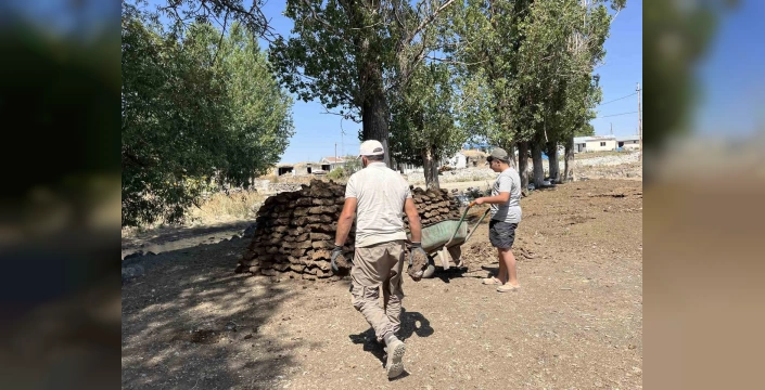 Kars'ta köylüler kışa tezek yakarak hazırlanıyor
