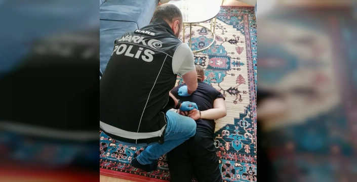 Kars'ta uyuşturucu ticareti suçundan aranıyordu: 22 yıl hapis cezası bulunan şüpheli yakalandı