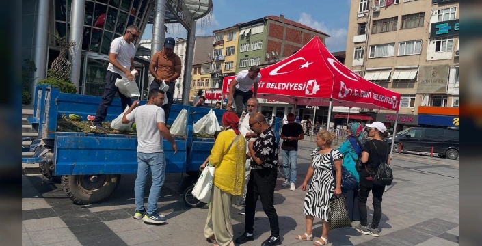 Kocaeli'nde örnek davranış: Zafer Dolu bir kamyon karpuzu ücretsiz dağıttı