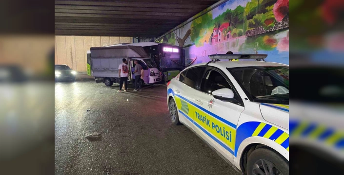 Körfez'de servis dışı otobüs ile kamyonet çarpıştı: 2 yaralı