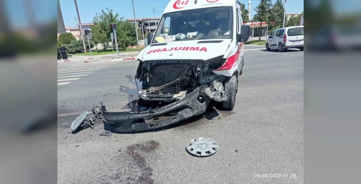 Malatya'da ambulans kazası: Maddi hasar meydana geldi