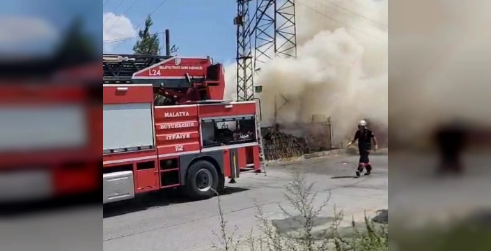 Malatya'da elektrik direği kazası: Odunlukta yangın