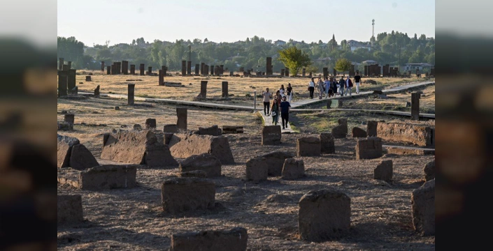 Malazgirt ve Ahlat'ta Selçuklu Meydan Mezarlığı ziyaretçi akınına uğradı