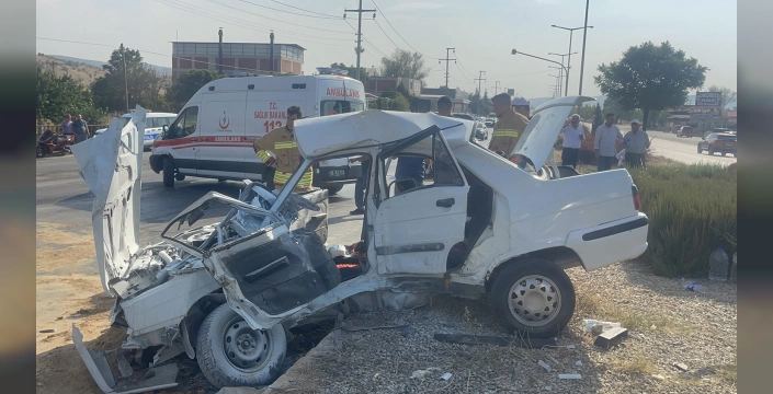 Manisa'da korkunç kaza: 2 ölü, 1 yaralı