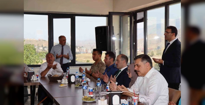Oltu'da hayırsever işletme 170 öğrenciye cağ kebabı ikram etti