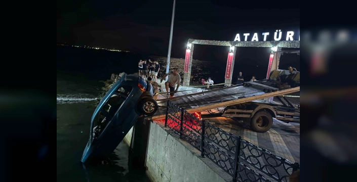 Şarköy'de korkutan kaza: Otomobil su kanalında asılı kaldı, 1 yaralı