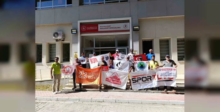 Süphan Dağı'na Malazgirt Zaferi anısına tırmanış