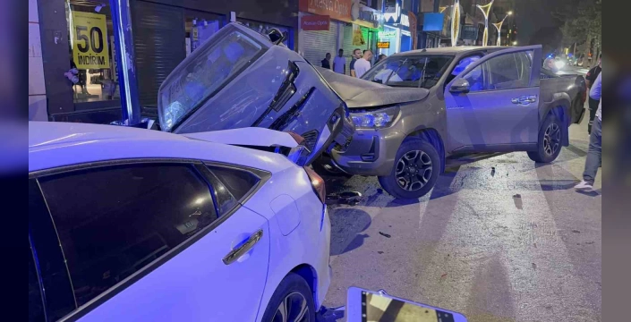 Tatvan'da zincirleme kaza: Üç araçta maddi hasar