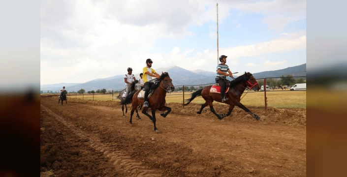 Tavas'ta Kızılca Rahvan At Yarışları: Binlerce kişi izledi