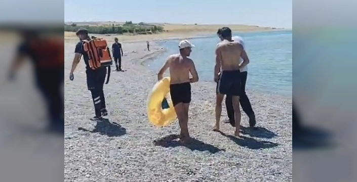Van'da baba ve oğlu Van Gölü'nde boğulma tehlikesi geçirdi