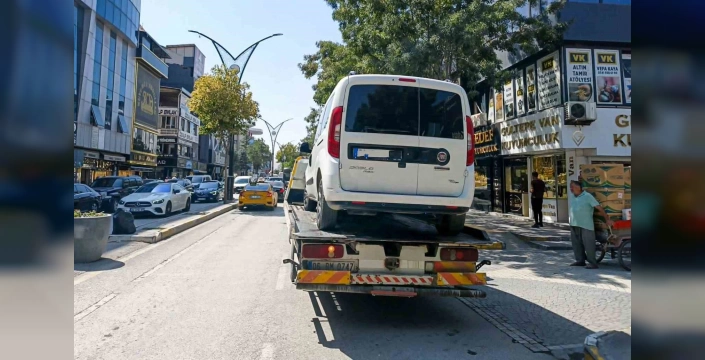 Van'da engelli rampalarına ve otobüs duraklarına park eden araçlar çekildi