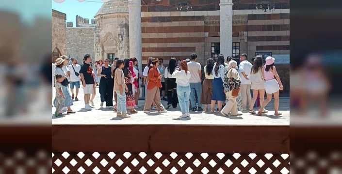 Van'da Hüsrev Paşa Camii'ne uygunsuz kıyafetle giriş tepki çekti