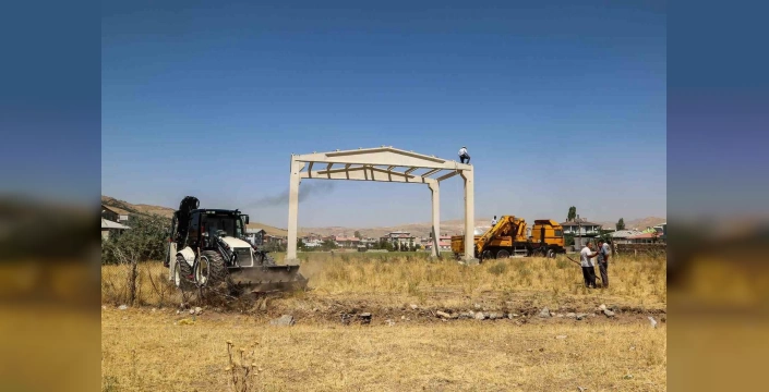 Van'da kaçak yapılar yıkıldı