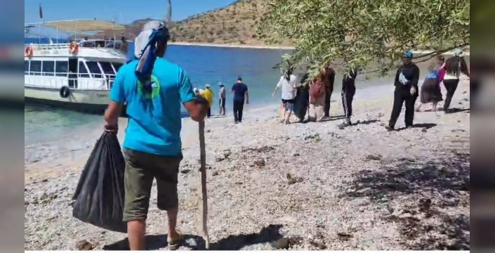 Van Gölü'nün Ağın sahilinde çevre temizliği