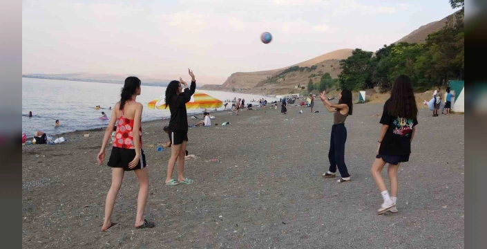 Van Gölü sahilleri vatandaşlarla doldu