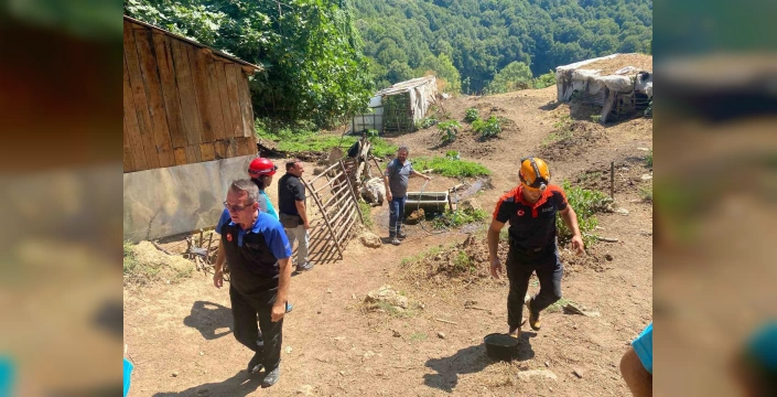 Yalova'da yaşlı kadın ambulans giremeyen bölgeden kurtarıldı