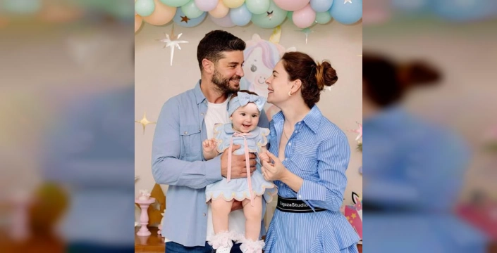 Yıldız Çağrı Atiksoy ve Berk Oktay'dan aile fotoğrafı paylaşımı