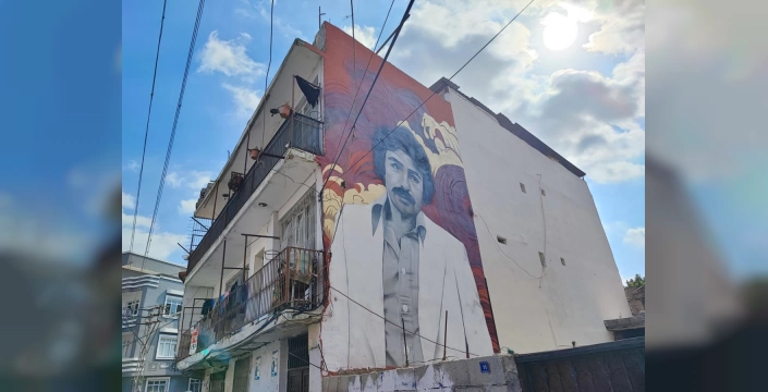 Adana'da Müslüm Gürses ve Ferdi Tayfur'un resimleri duvarlara çizildi