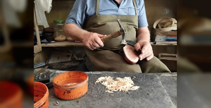 Arapgir'de 55 yıllık gelenek: Tahta çivili ayakkabı ustası Erol Hakan