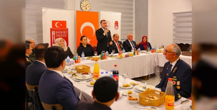 Bayburt'ta gaziler ve şehit aileleri için akşam yemeği düzenlendi