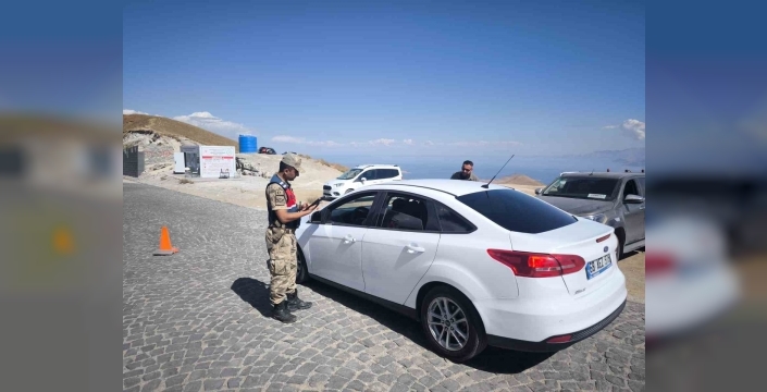 Bitlis Valiliği'nden Nemrut Kalderası uyarısı: Boz ayıya yaklaşmayın, göle girmeyin