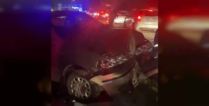 Bolu'da 3.40 promil alkollü sürücü orta refüjdeki direğe çarptı, zincirleme kazaya neden oldu
