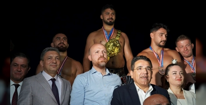Enes Doğan, Elmalı Yağlı Güreşleri'nde başpehlivan oldu