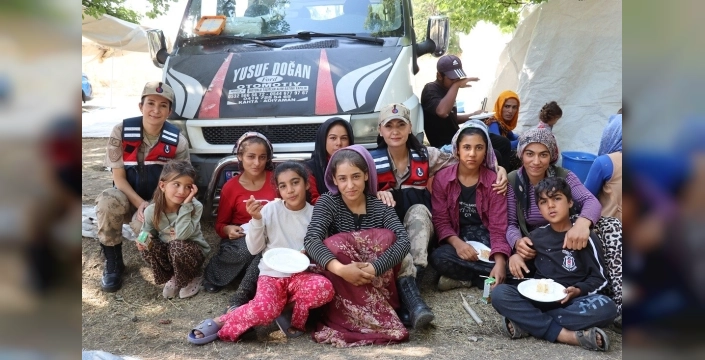 Erzincan'da jandarma, çocuklara doğum günü sürprizi yaptı