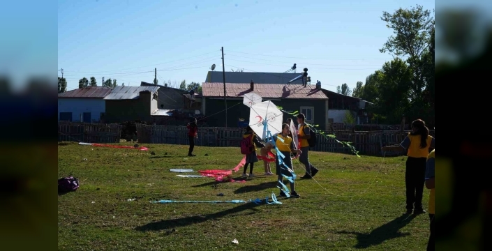 Erzurum'da lösemili Sıraç'a uçurtma sürprizi