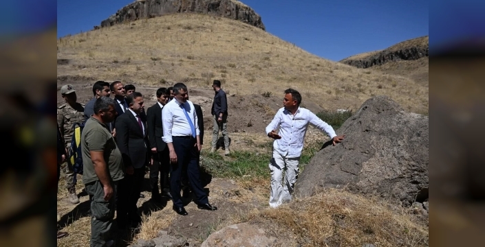 Erzurum Valisi Çiftçi, 5 bin yıllık Hınıs Parmaksız Kale Höyüğü'nde incelemelerde bulundu