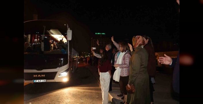 Gaziantep'ten 41 yıllık evli çiftler umreye dualarla uğurlandı