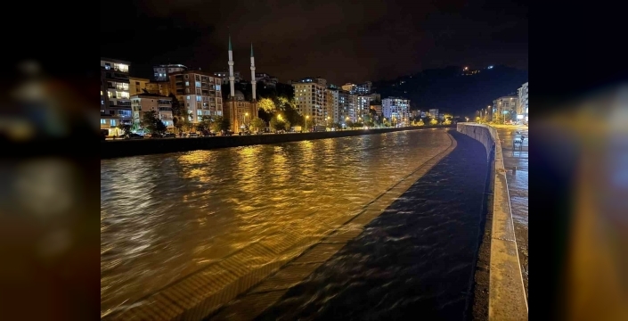 Giresun'da şiddetli yağış: 8 kişi heyelanda mahsur kaldı