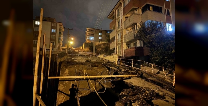 Karabük'te yol çöktü: Trafik durdu