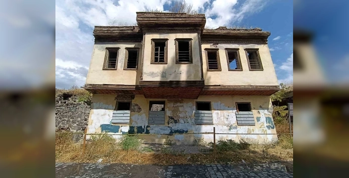 Kars'ta Tevfik Paşa Konağı yok oluyor