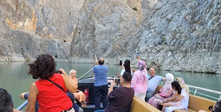 Kemaliye'nin Karanlık Kanyonu: Turistler dağ keçisi manzaralı tekne turu keyfi yaşıyor