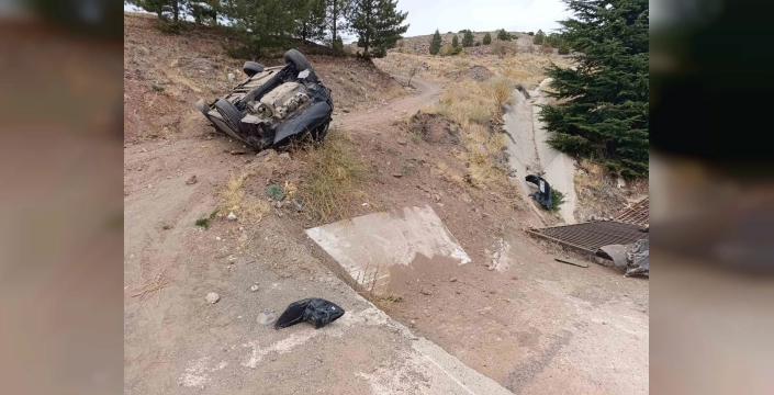 Malatya'da kaza: Hekimhan'da otomobil drenaj kanalına düştü