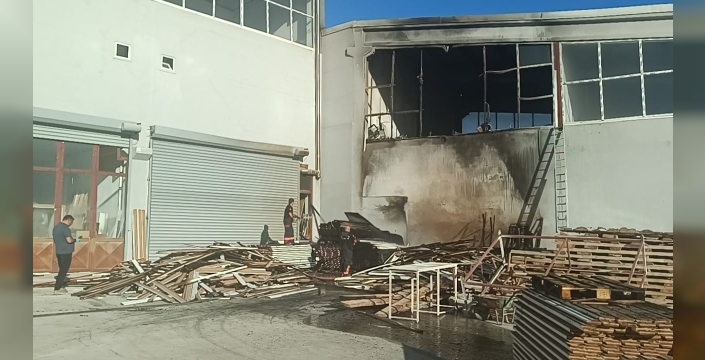 Malatya'da mobilya imalathanesinde yangın
