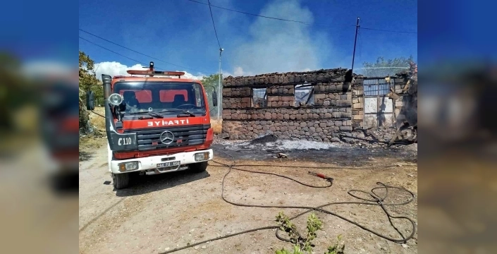 Malatya'da samanlık yangını: 6 ton saman kül oldu