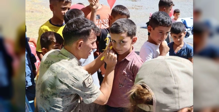 Muş'ta jandarma, köy okullarında öğrencilere trafik eğitimi verdi