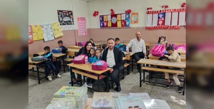 Muzaffer Hararlı ve arkadaşları 500 öğrenciye kırtasiye ve giyim yardımı yaptı